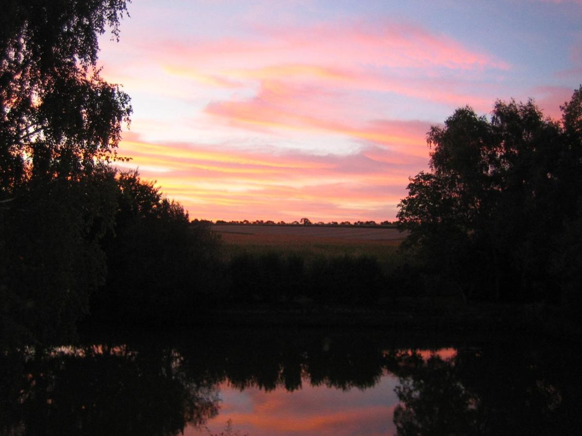 Lake Noble Saint-Germain-l'Aiguiller ภายนอก รูปภาพ